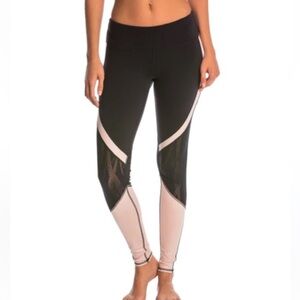 Alo vitality legging black and buff pink